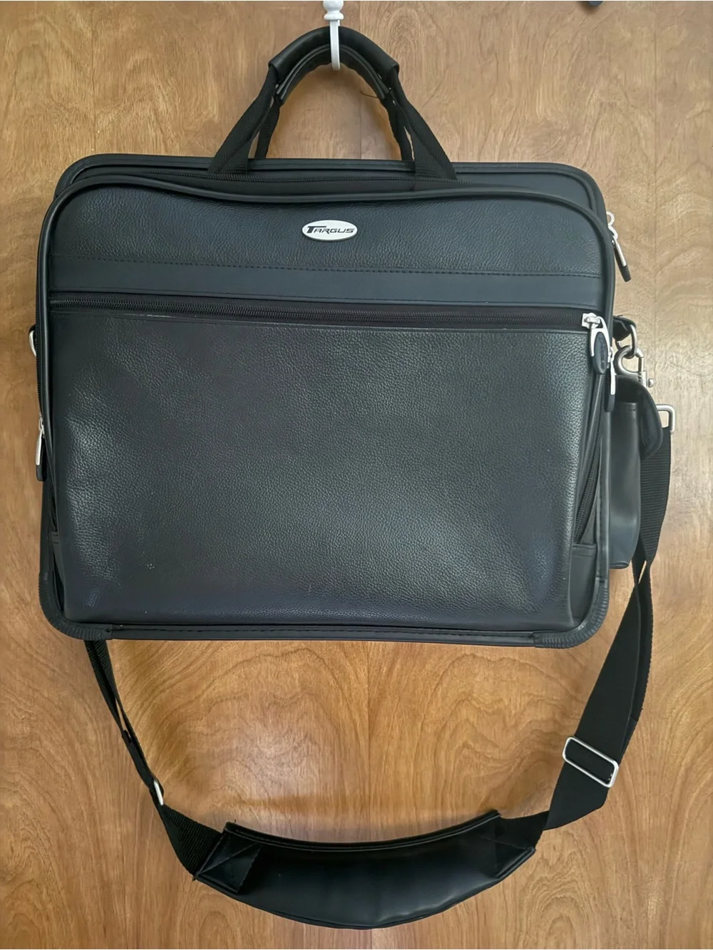 Targus Black Leather Laptop Briefcase with Shoulder Strap TLE300